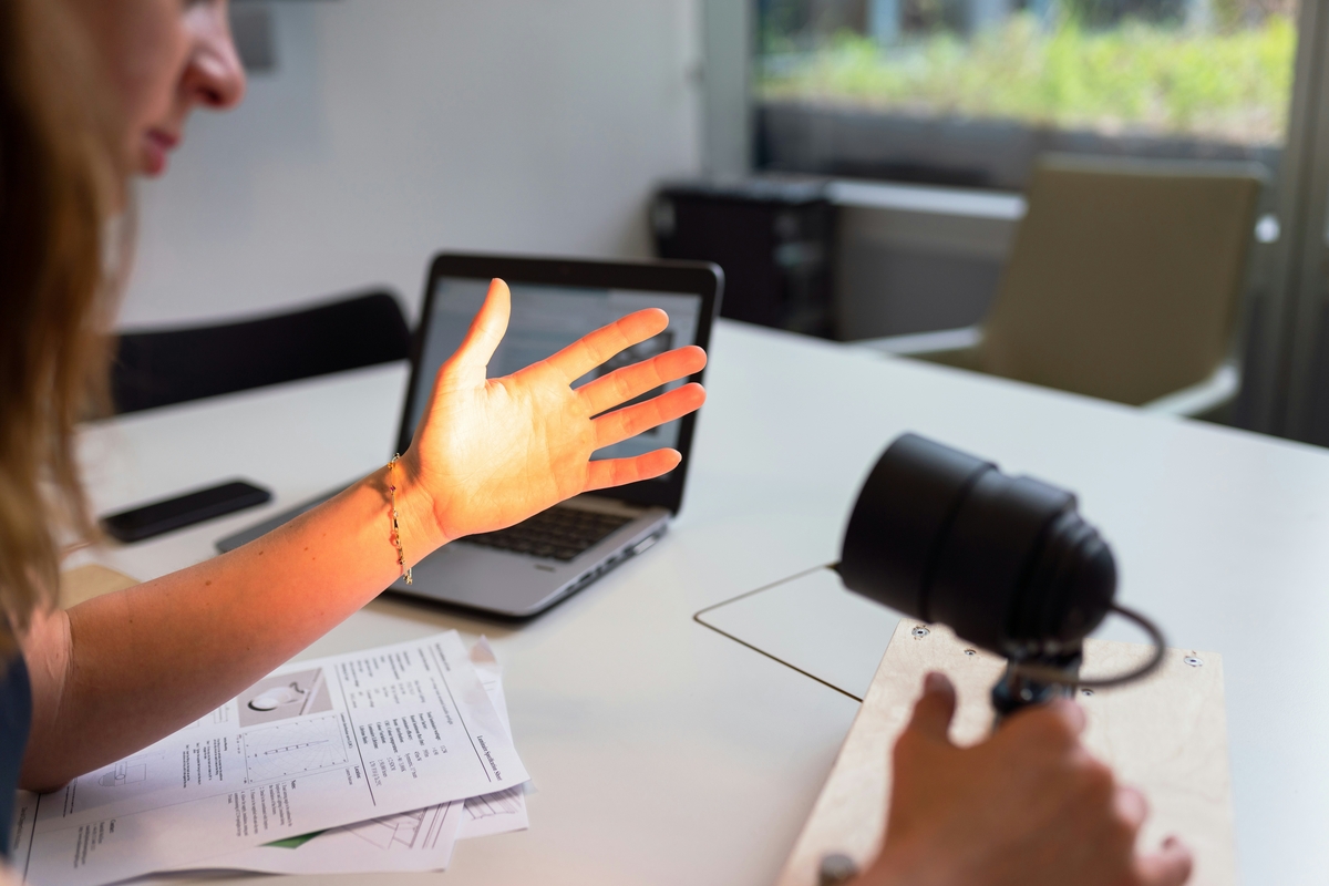 macbook-mit-leuchte im spot